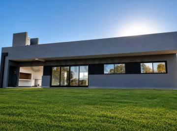 Casa · 130m² · 4 Ambientes · 2 Cocheras · Casa en Venta en La Plata de 3 Dorm. en Fincas La Soñada