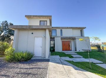 Casa · 175m² · 6 Ambientes · 4 Cocheras · Casa en Alquiler en Santa Ana, Villanueva, Tigre
