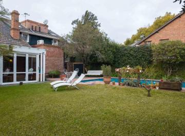 Casa · 322m² · 6 Ambientes · 2 Cocheras · Casa 6 Amb de Categoría en Adrogué - Apto Crédito