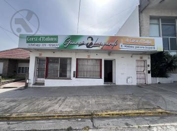 Local comercial · 120m² · 3 Ambientes · Alquiler Comercial Local con Oficinas Sobre Av Edison Casi Juan B Justo