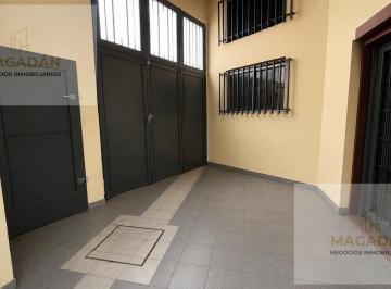 Depósito · 550m² · 6 Ambientes · 1 Cochera · Venta - Depósito 550 m² - Acepta Permuta - Apto Credito - Isidro Casanova
