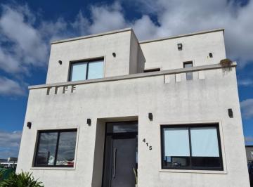 Casa · 300m² · 5 Ambientes · 1 Cochera · Casa en Venta Barrio Privado Laguna Azul