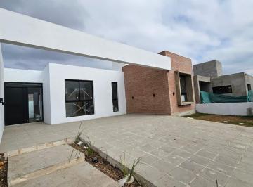 Casa · 116m² · 3 Ambientes · 2 Cocheras · Casa en Rincones de Manantiales Planta Baja Dos Dorm.