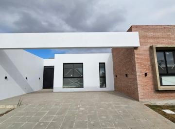 Casa · 116m² · 3 Ambientes · 2 Cocheras · Casa en Rincones de Manantiales Planta Baja Dos Dorm.