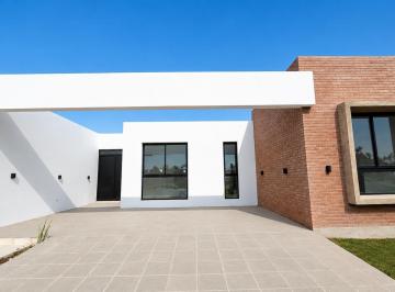 Casa · 116m² · 3 Ambientes · 2 Cocheras · Casa en Rincones de Manantiales Planta Baja Dos Dorm.