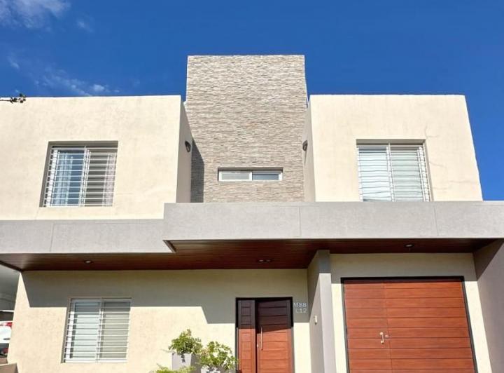 Casa · 200m² · 6 Ambientes · 1 Cochera