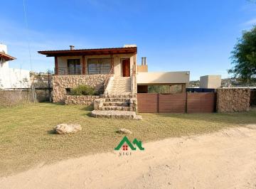 Casa · 239m² · 5 Ambientes · 2 Cocheras · Casa en Venta en Villa Carlos Paz, 3 Dorm., Pileta y Vista a Las Sierras
