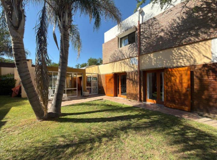 Casa · 232m² · 6 Ambientes · 2 Cocheras