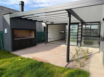 Casa · 105m² · 3 Ambientes · 2 Cocheras · Casa en B° Lar de Terrada