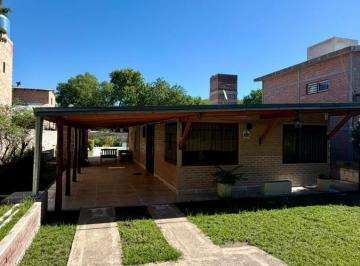 Casa · 80m² · 4 Ambientes · 1 Cochera · Casa de 2 Dorm. con Pileta en Arroyo de Los Patos – Alquiler Anual