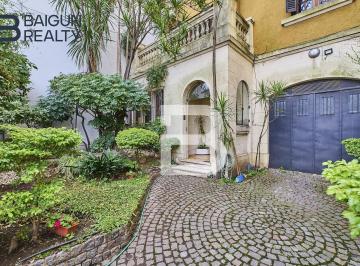 Ingreso · Casa de 7 Ambientes con Garage en Venta en Parque Chacabuco