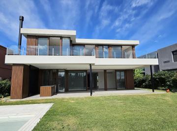 Casa · 310m² · 7 Ambientes · 4 Cocheras · Casa a Estrenar en Nordelta con Vista Al Canal