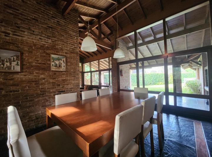 Casa · 233m² · 5 Ambientes · 2 Cocheras