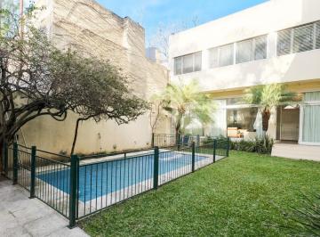 Casa · 300m² · 5 Dormitorios · 2 Cocheras · Casa en Venta en Colegiales con Pileta y 2 Cocheras