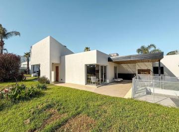 Casa · 220m² · 5 Ambientes · 1 Cochera · Casa en Miraflores (Funes Hills)
