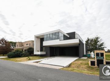 Casa · 22m² · 6 Ambientes · 2 Cocheras · Casa Venta 3 Dorm.