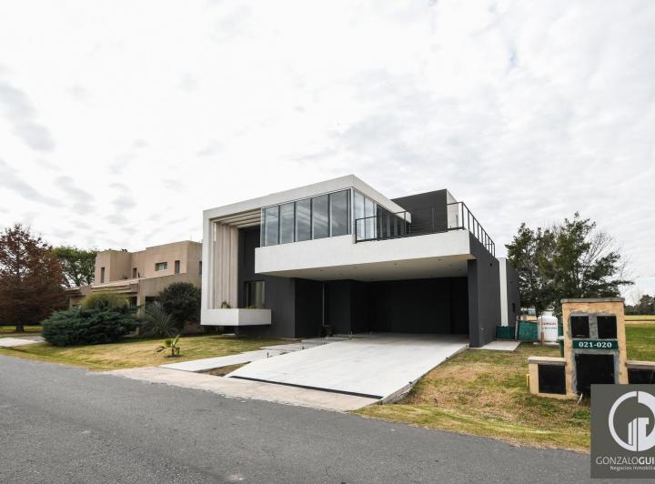 Casa · 22m² · 6 Ambientes · 2 Cocheras