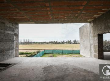 Casa · 385m² · 6 Ambientes · 2 Cocheras · Casa 3 Dorm.