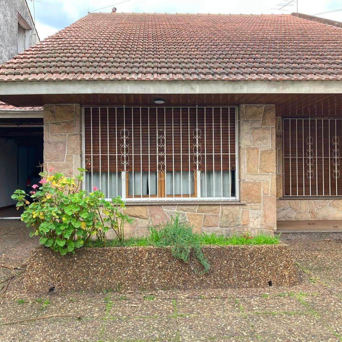 Casa 3 amb, 367m² con quincho y cochera — Don Bosco