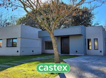 Casa · 170m² · 5 Ambientes · 2 Cocheras · Casa a La Venta en Lote Central, en San Matías, Escobar.