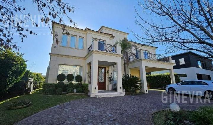Casa · 340m² · 5 Ambientes
