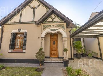 Casa · 221m² · 5 Ambientes · 1 Cochera · Hermoso Chalet en Ingles en Lomas