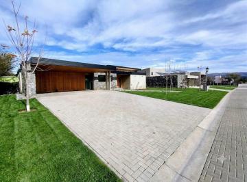 Casa · 400m² · 5 Ambientes · 3 Cocheras · Casa 1 Planta 3 Dorm. a Estrenar Estancia El Terron