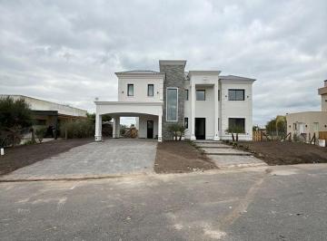 Casa · 200m² · 5 Ambientes · 2 Cocheras · Casa en Country Lagos de Canning