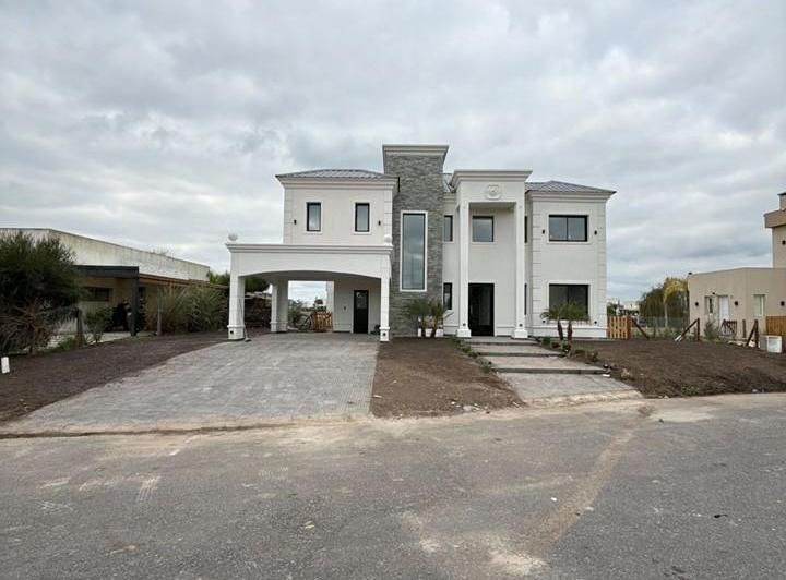 Casa · 200m² · 5 Ambientes · 2 Cocheras