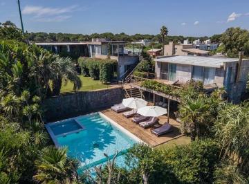 Casa · 700m² · 8 Ambientes · 2 Cocheras · Casa de Diseño con Vista Al Mar, Piscina, Suites y Casa de Huéspedes en Ubicación Privilegiada
