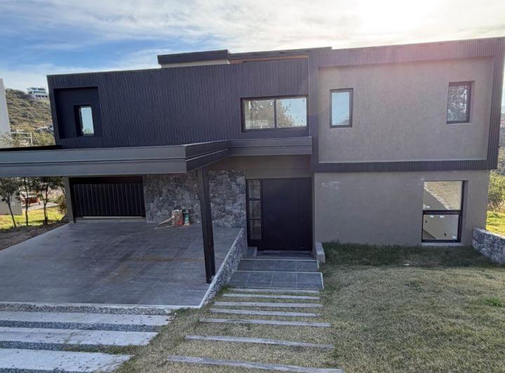 Casa · 330m² · 7 Ambientes · 2 Cocheras