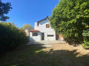 Casa · 100m² · 3 Ambientes · 2 Cocheras · Casa en Tolosa en Alquiler 2 Dorm. y Parque