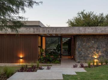 Casa · 300m² · 4 Dormitorios · 2 Cocheras · Casa en Estancia El Terrón