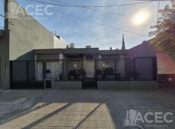 Casa · 173m² · 3 Ambientes · 1 Cochera · Alquiler - Casa Al Frente - Cochera - Barrio Las Delicias
