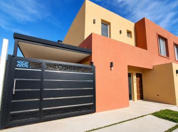Casa · 140m² · 5 Ambientes · 1 Cochera · Alquiler Casas de Santa Maria 5 Ambientes