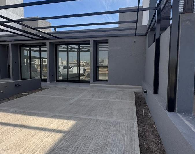 Casa · 93m² · 4 Ambientes · 1 Cochera