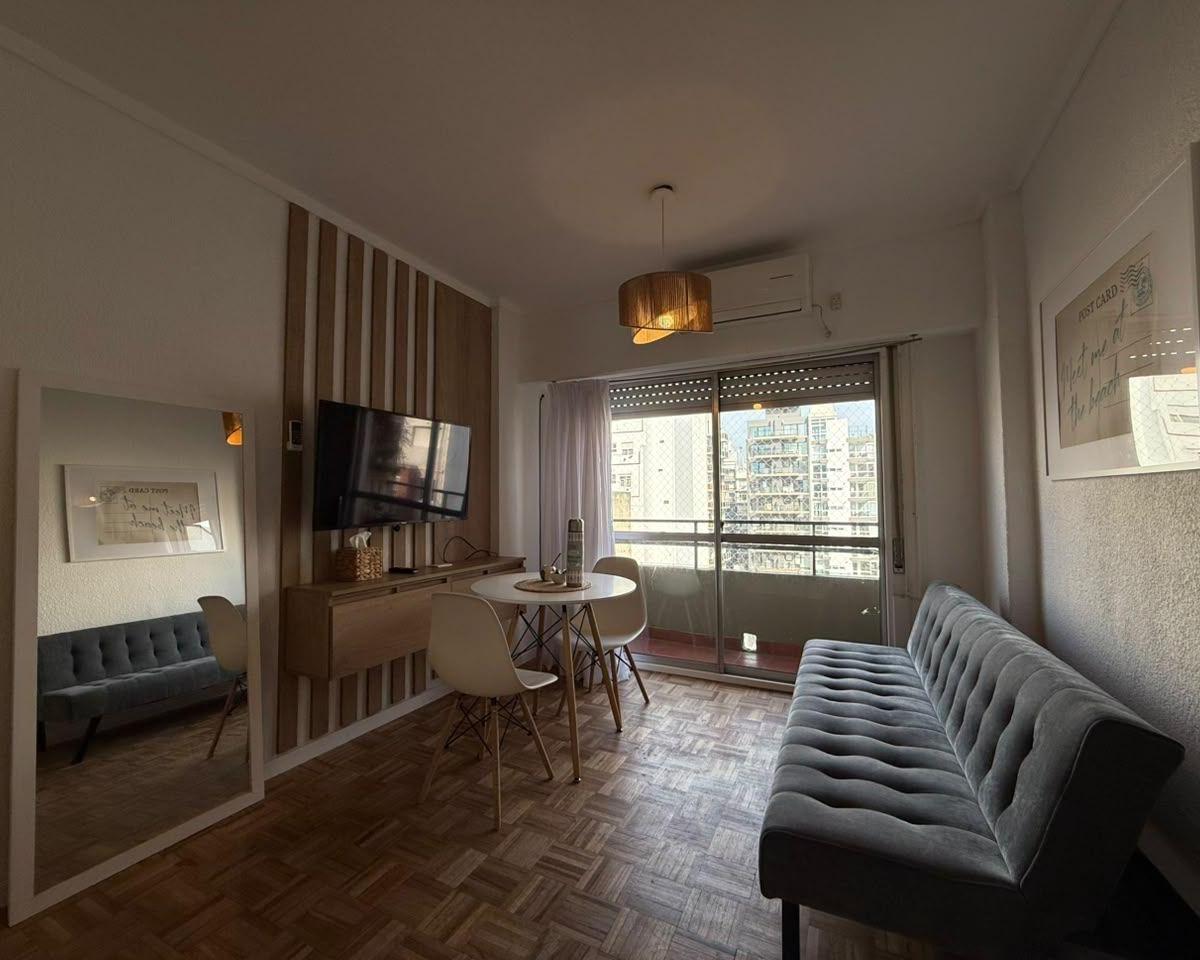 Departamento 1 ambiente a la calle con balcon saliente