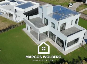 Casa · 210m² · 5 Ambientes · 3 Cocheras · Hermosa Casa en La Alameda a La Laguna Principal
