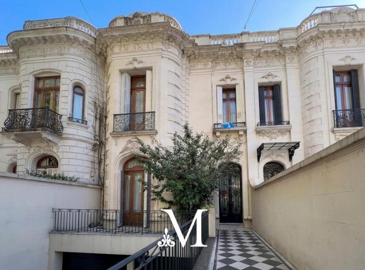 Casa · 370m² · 9 Ambientes · 2 Cocheras