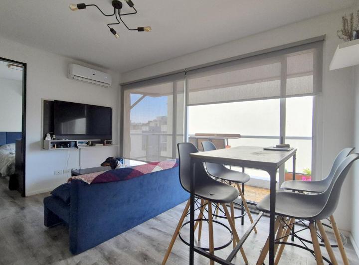 Alquilo: 2 Amb. C/frte Balcón. Dormitorio en Suite. Cocina y Baño Completos. Toilette.