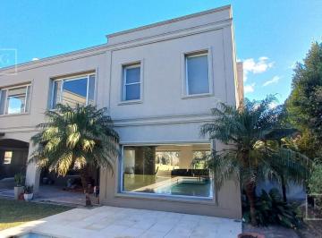 Casa · 300m² · 9 Ambientes · 2 Cocheras · Casa de 5 Dorm. Frente a La Laguna