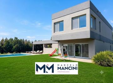 Casa · 220m² · 5 Ambientes · 4 Cocheras · Casa en Country Santa Rita