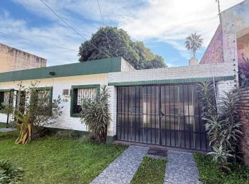 Casa · 103m² · 5 Ambientes · 3 Cocheras · Casa de 3 Dorm. en Terreno de 450 m² en Venta en Perú Al 1500, Yerba Buena