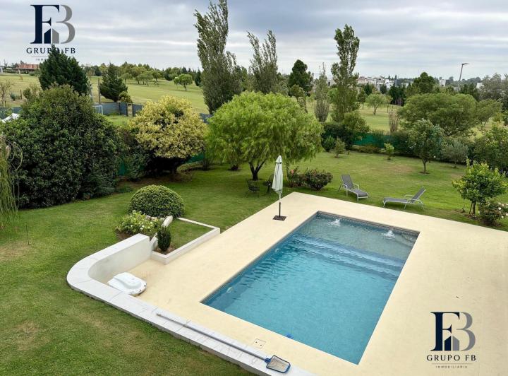 Casa · 1500m² · 7 Ambientes · 2 Cocheras