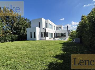 Casa · 420m² · 7 Ambientes · 6 Cocheras · Unica Casa de Diseño Casi a Estrenar en Albanueva, 5 Dorm., en Venta