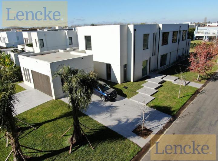 Casa · 420m² · 7 Ambientes · 6 Cocheras
