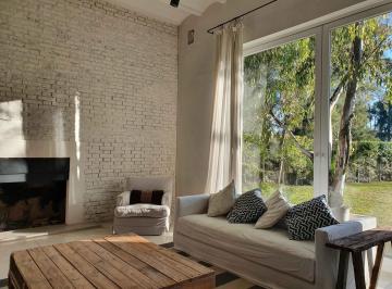 Casa · 300m² · 6 Ambientes · 4 Cocheras · Alquiler en El Encuentro, Casa con 6 Ambientes a La Laguna.