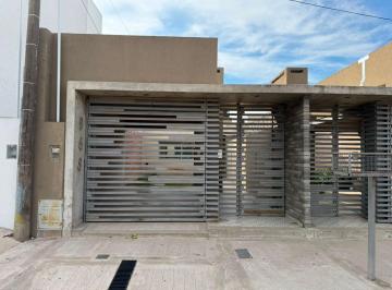 Casa · 90m² · 3 Ambientes · 1 Cochera · Remax/alquila/casaph/2dorm/cochera/servicios