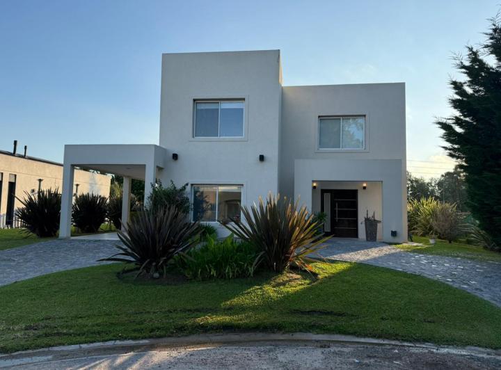 Casa · 200m² · 6 Ambientes · 1 Cochera