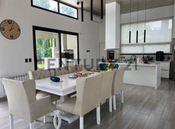 Casa · 241m² · 4 Ambientes · Venta Casa Casco de Álvarez Moreno 4 Ambientes en Barrio Cerrado